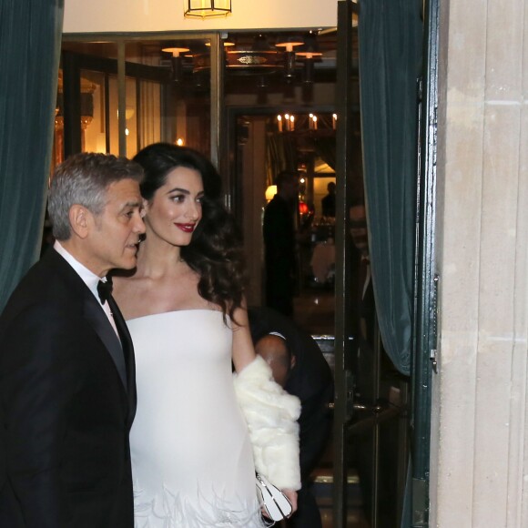 George Clooney et sa femme Amal Alamuddin-Clooney (enceinte) quittent leur hôtel L'Hôtel pour se rendre à la cérémonie des César à Paris, le 24 février 2017.