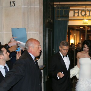 George Clooney et sa femme Amal Alamuddin-Clooney (enceinte) quittent leur hôtel L'Hôtel pour se rendre à la cérémonie des César à Paris, le 24 février 2017