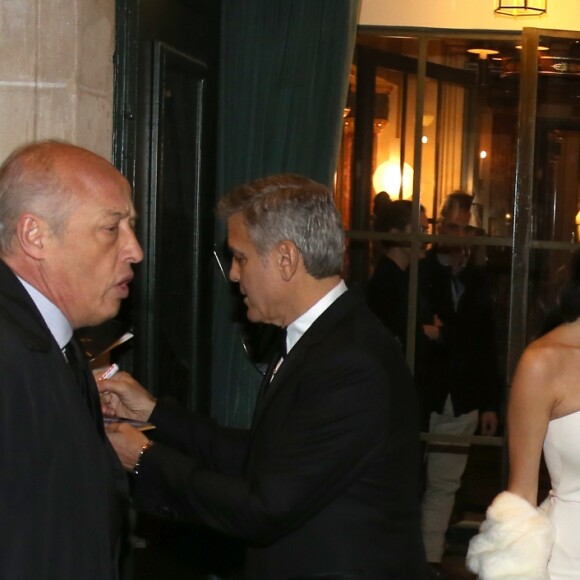 George Clooney et sa femme Amal Alamuddin-Clooney (enceinte) quittent leur hôtel L'Hôtel pour se rendre à la cérémonie des César à Paris, le 24 février 2017.