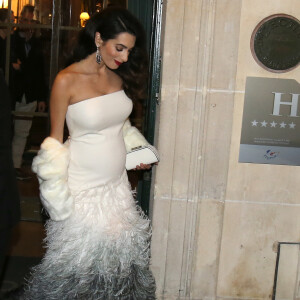 Amal Alamuddin-Clooney (enceinte) quitte son hôtel L'Hôtel pour se rendre à la cérémonie des César à Paris, le 24 février 2017.