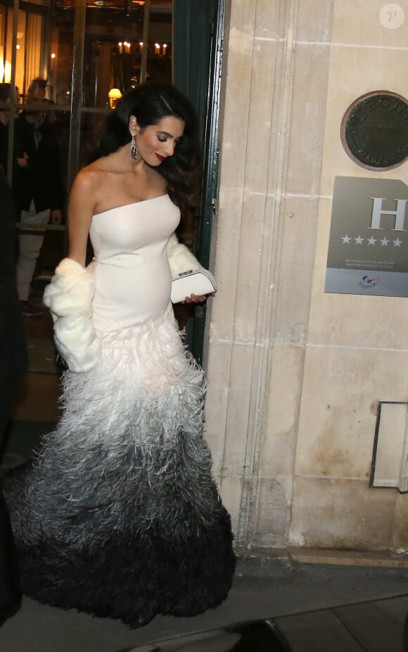 Amal Alamuddin-Clooney (enceinte) quitte son hôtel L'Hôtel pour se rendre à la cérémonie des César à Paris, le 24 février 2017.