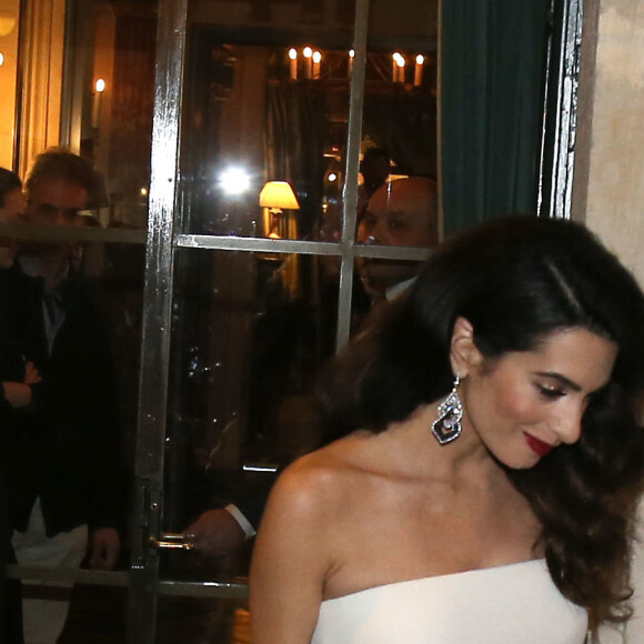 Amal Alamuddin-Clooney (enceinte) quitte son hôtel L'Hôtel pour se rendre à la cérémonie des César à Paris, le 24 février 2017