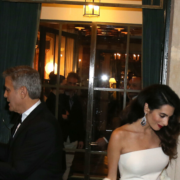 George Clooney et sa femme Amal Alamuddin-Clooney (enceinte) quittent leur hôtel L'Hôtel pour se rendre à la cérémonie des César à Paris, le 24 février 2017.