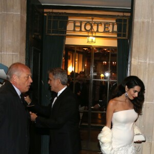 George Clooney et sa femme Amal Alamuddin-Clooney (enceinte) quittent leur hôtel L'Hôtel pour se rendre à la cérémonie des César à Paris, le 24 février 2017.