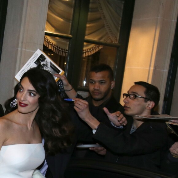 George Clooney et sa femme Amal Alamuddin-Clooney (enceinte) quittent leur hôtel L'Hôtel pour se rendre à la cérémonie des César à Paris, le 24 février 2017.