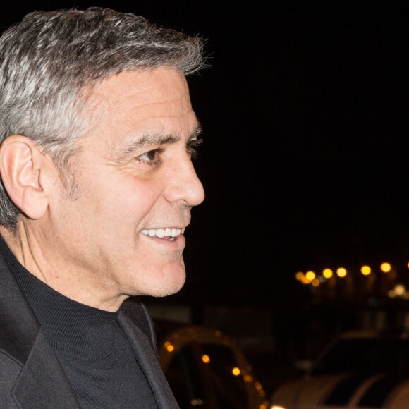 Semi-Exclusif - George Clooney et sa femme Amal Alamuddin (enceinte) sortent à minuit du restaurant Lapérouse à Paris le 25 février 2017
