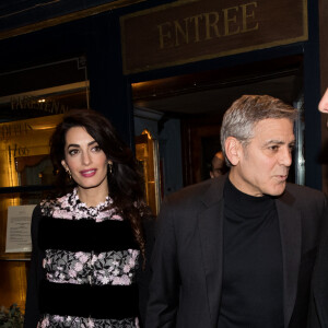 Semi-Exclusif - George Clooney et sa femme Amal Alamuddin (enceinte) sortent à minuit du restaurant Lapérouse à Paris le 25 février 2017