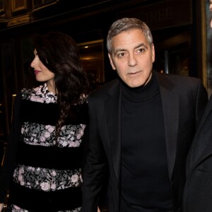 Semi-Exclusif - George Clooney et sa femme Amal Alamuddin (enceinte) sortent à minuit du restaurant Lapérouse à Paris le 25 février 2017