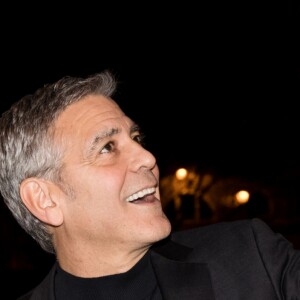 Semi-Exclusif - George Clooney et sa femme Amal Alamuddin (enceinte) sortent à minuit du restaurant Lapérouse à Paris le 25 février 2017