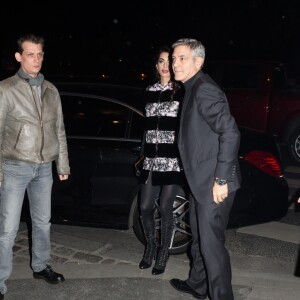 George Clooney et sa femme Amal Alamuddin (enceinte) (robe Gaiambattista Valli) vont dîner au restaurant Lapérouse à Paris le 25 février 2017