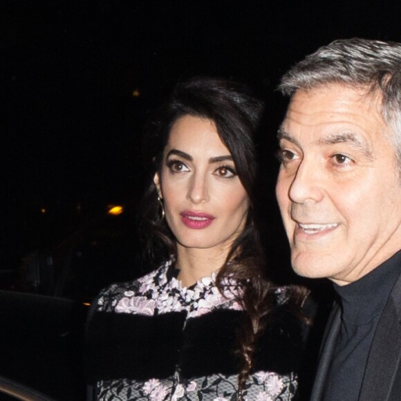 George Clooney et sa femme Amal Alamuddin (enceinte) (robe Gaiambattista Valli) vont dîner au restaurant Lapérouse à Paris le 25 février 2017