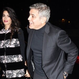 George Clooney et sa femme Amal Alamuddin (enceinte) (robe Gaiambattista Valli) vont dîner au restaurant Lapérouse à Paris le 25 février 2017
