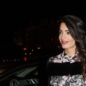 George Clooney et sa femme Amal Alamuddin (enceinte) (robe Gaiambattista Valli) vont dîner au restaurant Lapérouse à Paris le 25 février 2017