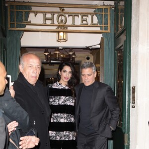 George Clooney et sa femme Amal Alamuddin (enceinte) quittent leur hôtel, L'Hôtel, pour aller dîner au restaurant Lapérouse à Paris. Le 25 février 2017