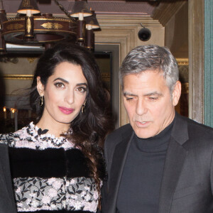 George Clooney et sa femme Amal Alamuddin (enceinte) quittent leur hôtel, L'Hôtel, pour aller dîner au restaurant Lapérouse à Paris. Le 25 février 2017