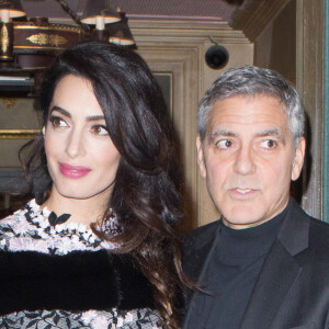 George Clooney et sa femme Amal Alamuddin (enceinte) quittent leur hôtel, L'Hôtel, pour aller dîner au restaurant Lapérouse à Paris. Le 25 février 2017