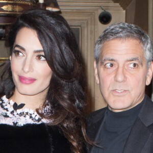 George Clooney et sa femme Amal Alamuddin (enceinte) quittent leur hôtel, L'Hôtel, pour aller dîner au restaurant Lapérouse à Paris. Le 25 février 2017