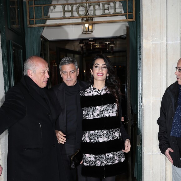 George Clooney et sa femme Amal Alamuddin (enceinte) quittent leur hôtel, L'Hôtel, pour aller dîner au restaurant Lapérouse à Paris. Le 25 février 2017