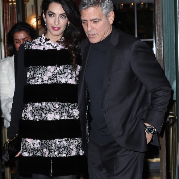 George Clooney et sa femme Amal Alamuddin (enceinte) quittent leur hôtel, L'Hôtel, pour aller dîner au restaurant Lapérouse à Paris. Le 25 février 2017