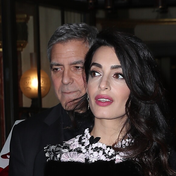 George Clooney et sa femme Amal Alamuddin (enceinte) quittent leur hôtel, L'Hôtel, pour aller dîner au restaurant Lapérouse à Paris. Le 25 février 2017
