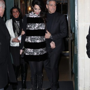 George Clooney et sa femme Amal Alamuddin (enceinte) quittent leur hôtel, L'Hôtel, pour aller dîner au restaurant Lapérouse à Paris. Le 25 février 2017