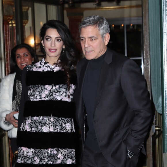 George Clooney et sa femme Amal Alamuddin (enceinte) quittent leur hôtel, L'Hôtel, pour aller dîner au restaurant Lapérouse à Paris. Le 25 février 2017