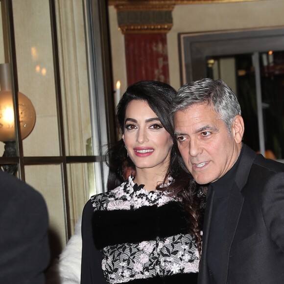 George Clooney et sa femme Amal Alamuddin (enceinte) quittent leur hôtel, L'Hôtel, pour aller dîner au restaurant Lapérouse à Paris. Le 25 février 2017