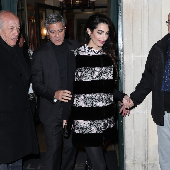 George Clooney et sa femme Amal Alamuddin (enceinte) quittent leur hôtel, L'Hôtel, pour aller dîner au restaurant Lapérouse à Paris. Le 25 février 2017