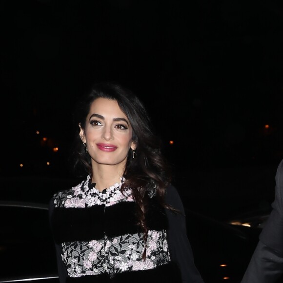 George Clooney et sa femme Amal Alamuddin (enceinte) quittent leur hôtel, L'Hôtel, pour aller dîner au restaurant Lapérouse à Paris. Le 25 février 2017