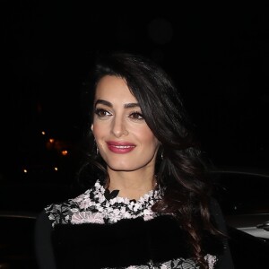 George Clooney et sa femme Amal Alamuddin (enceinte) quittent leur hôtel, L'Hôtel, pour aller dîner au restaurant Lapérouse à Paris. Le 25 février 2017