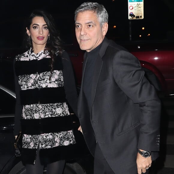 George Clooney et sa femme Amal Alamuddin (enceinte) quittent leur hôtel, L'Hôtel, pour aller dîner au restaurant Lapérouse à Paris. Le 25 février 2017