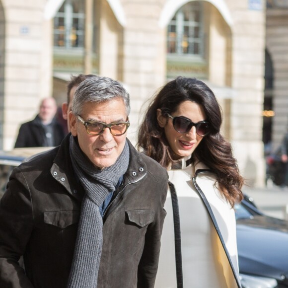 George Clooney et sa femme Amal Alamuddin enceinte (tenue William Vintage) arrivent au Ritz à Paris. Le 25 février 2017