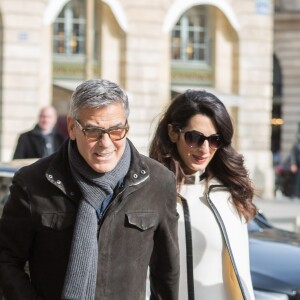 George Clooney et sa femme Amal Alamuddin enceinte (tenue William Vintage) arrivent au Ritz à Paris. Le 25 février 2017