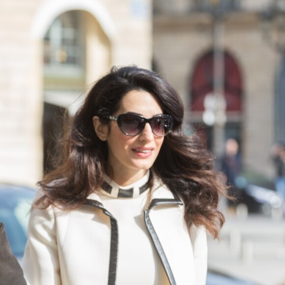 George Clooney et sa femme Amal Alamuddin enceinte (tenue William Vintage) arrivent au Ritz à Paris. Le 25 février 2017