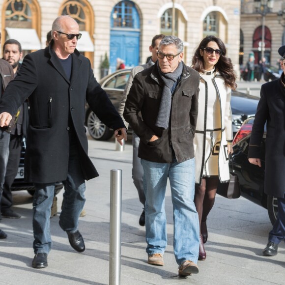 George Clooney et sa femme Amal Alamuddin enceinte (tenue William Vintage) arrivent au Ritz à Paris. Le 25 février 2017