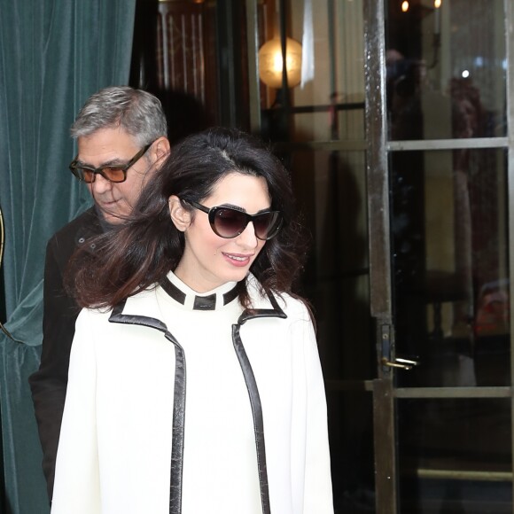 George Clooney et sa femme Amal Alamuddin enceinte (tenue William Vintage) à la sortie de leur hôtel, L'Hôtel, à Paris. Le 25 février 2017