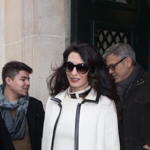 George Clooney et sa femme Amal Alamuddin enceinte (tenue William Vintage) à la sortie de leur hôtel, L'Hôtel, à Paris. Le 25 février 2017