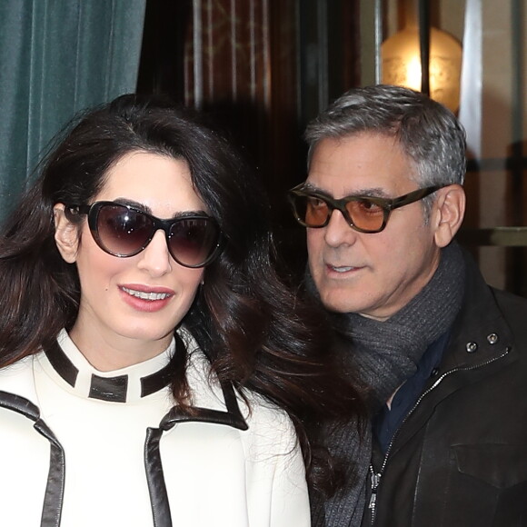 George Clooney et sa femme Amal Alamuddin enceinte (tenue William Vintage) à la sortie de leur hôtel, L'Hôtel, à Paris. Le 25 février 2017