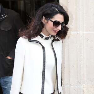 George Clooney et sa femme Amal Alamuddin enceinte (tenue William Vintage) à la sortie de leur hôtel, L'Hôtel, à Paris. Le 25 février 2017