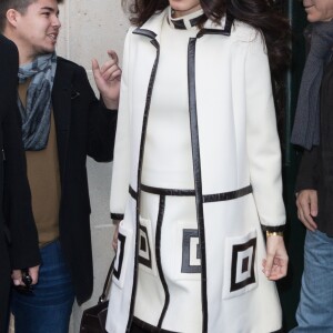 George Clooney et sa femme Amal Alamuddin enceinte (tenue William Vintage) à la sortie de leur hôtel, L'Hôtel, à Paris. Le 25 février 2017