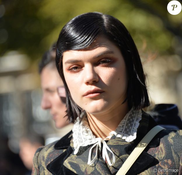 Soko (Stéphanie Sokolinski) - Défilé de mode prêt-à-porter printemps-été 2017 "Miu Miu" à Paris. Le 5 octobre 2016 © CVS-Veeren / Bestimage