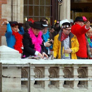 Ségolène Royal et Patrick Kanner participent au traditionnel lancer de harengs depuis le balcon de l'hotel de ville à l'occasion du Caranaval de Dunkerque, le 26 février 2017