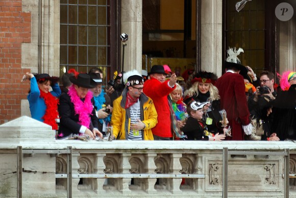 Ségolène Royal et Patrick Kanner participent au traditionnel lancer de harengs depuis le balcon de l'hotel de ville à l'occasion du Caranaval de Dunkerque, le 26 février 2017