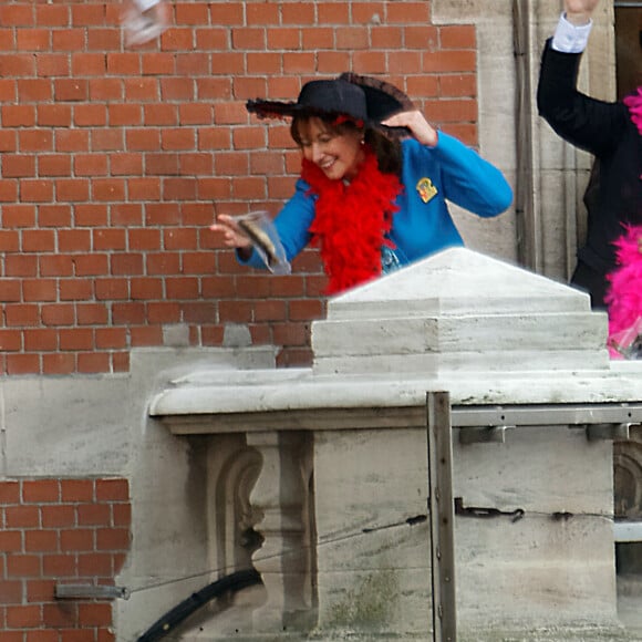 Ségolène Royal participe au traditionnel lancer de harengs depuis le balcon de l'hotel de ville à l'occasion du Caranaval de Dunkerque, le 26 février 2017