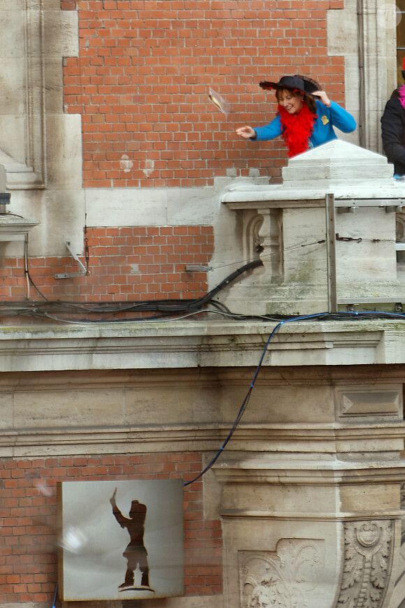 Ségolène Royal et Patrick Kanner participent au traditionnel lancer de harengs depuis le balcon de l'hotel de ville à l'occasion du Caranaval de Dunkerque, le 26 février 2017
