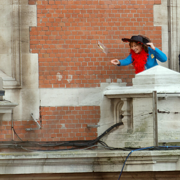 Ségolène Royal et Patrick Kanner participent au traditionnel lancer de harengs depuis le balcon de l'hotel de ville à l'occasion du Caranaval de Dunkerque, le 26 février 2017