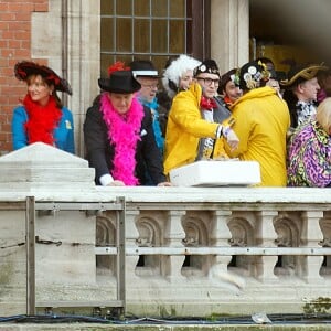 Ségolène Royal et Patrick Kanner participent au traditionnel lancer de harengs depuis le balcon de l'hotel de ville à l'occasion du Caranaval de Dunkerque, le 26 février 2017