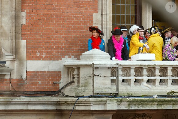Ségolène Royal et Patrick Kanner participent au traditionnel lancer de harengs depuis le balcon de l'hotel de ville à l'occasion du Caranaval de Dunkerque, le 26 février 2017