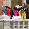 Ségolène Royal et Patrick Kanner participent au traditionnel lancer de harengs depuis le balcon de l'hotel de ville à l'occasion du Caranaval de Dunkerque, le 26 février 2017