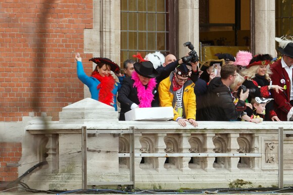 Ségolène Royal et Patrick Kanner participent au traditionnel lancer de harengs depuis le balcon de l'hotel de ville à l'occasion du Caranaval de Dunkerque, le 26 février 2017